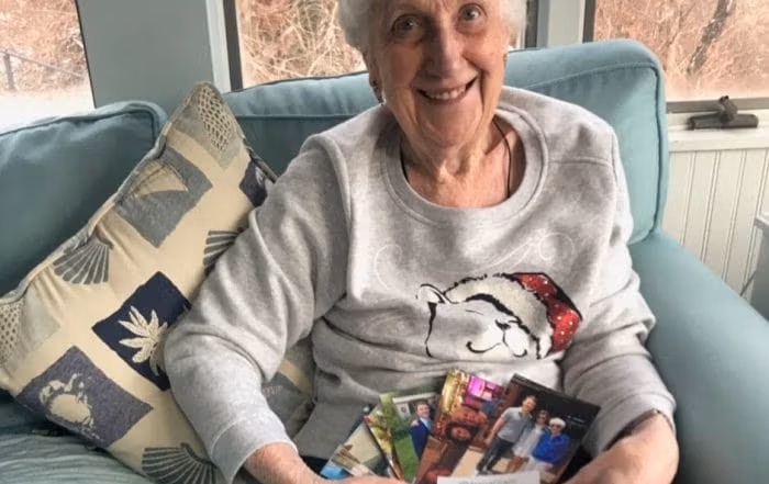 Una abuela real, disfrutando sus imprimitusfotos.ar